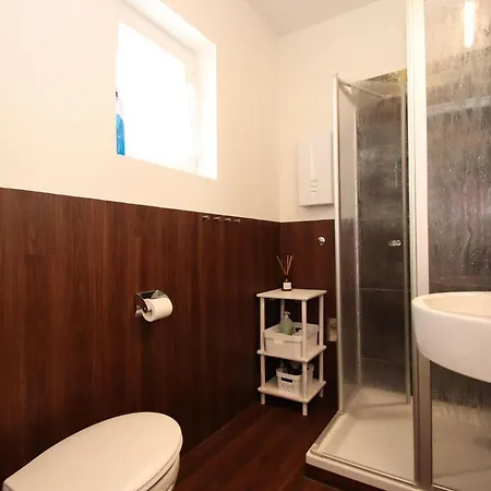 Doppelhaushaelfte In * 도누메시어